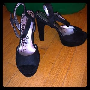 EUC black block heel pumps!